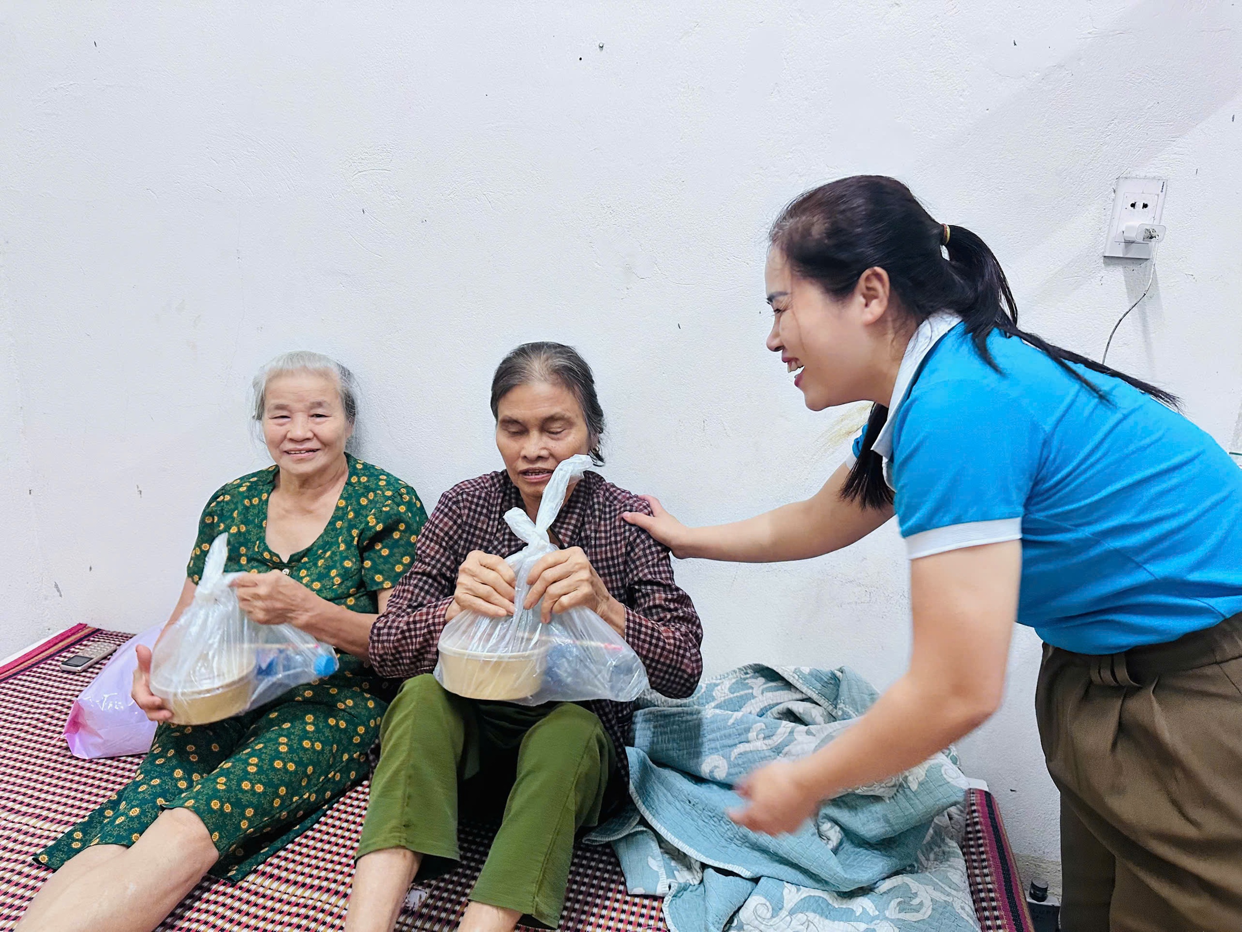 Nghệ An: Những suất cơm ấm t&igrave;nh nơi tr&aacute;nh tr&uacute; b&atilde;o- Ảnh 9.