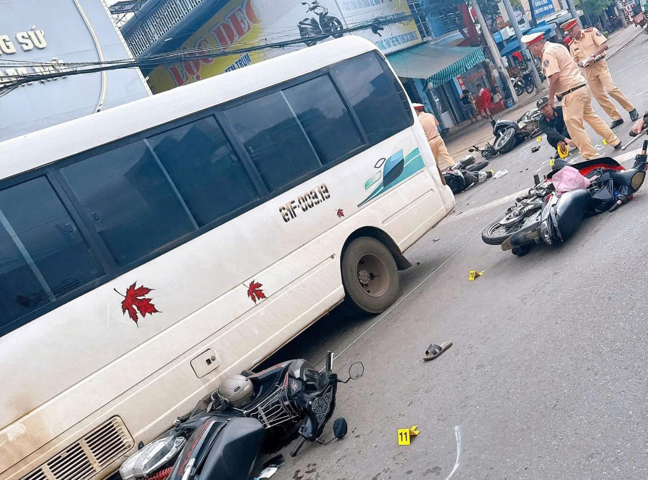 Đồng Nai: Xe khách tông loạt xe máy dừng đèn đỏ, một người nhập viện- Ảnh 3. Đồng Nai: Xe khách tông loạt xe máy dừng đèn đỏ, một người nhập viện- Ảnh 3.