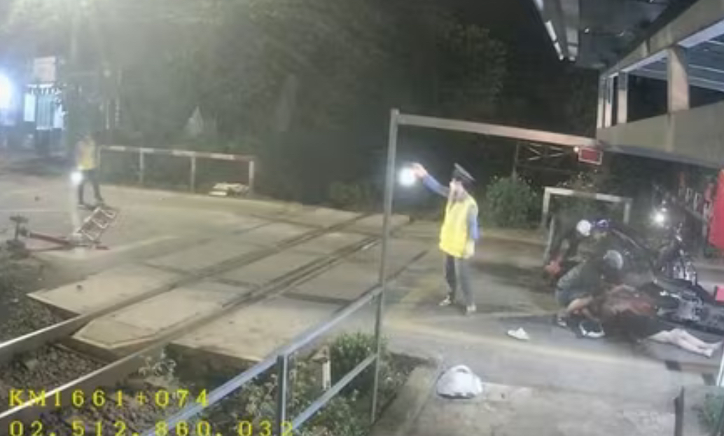 Xe m&aacute;y t&ocirc;ng g&atilde;y g&aacute;c chắn đường sắt, t&agrave;u SE12 phải dừng khẩn cấp giữa đ&ecirc;m- Ảnh 1.