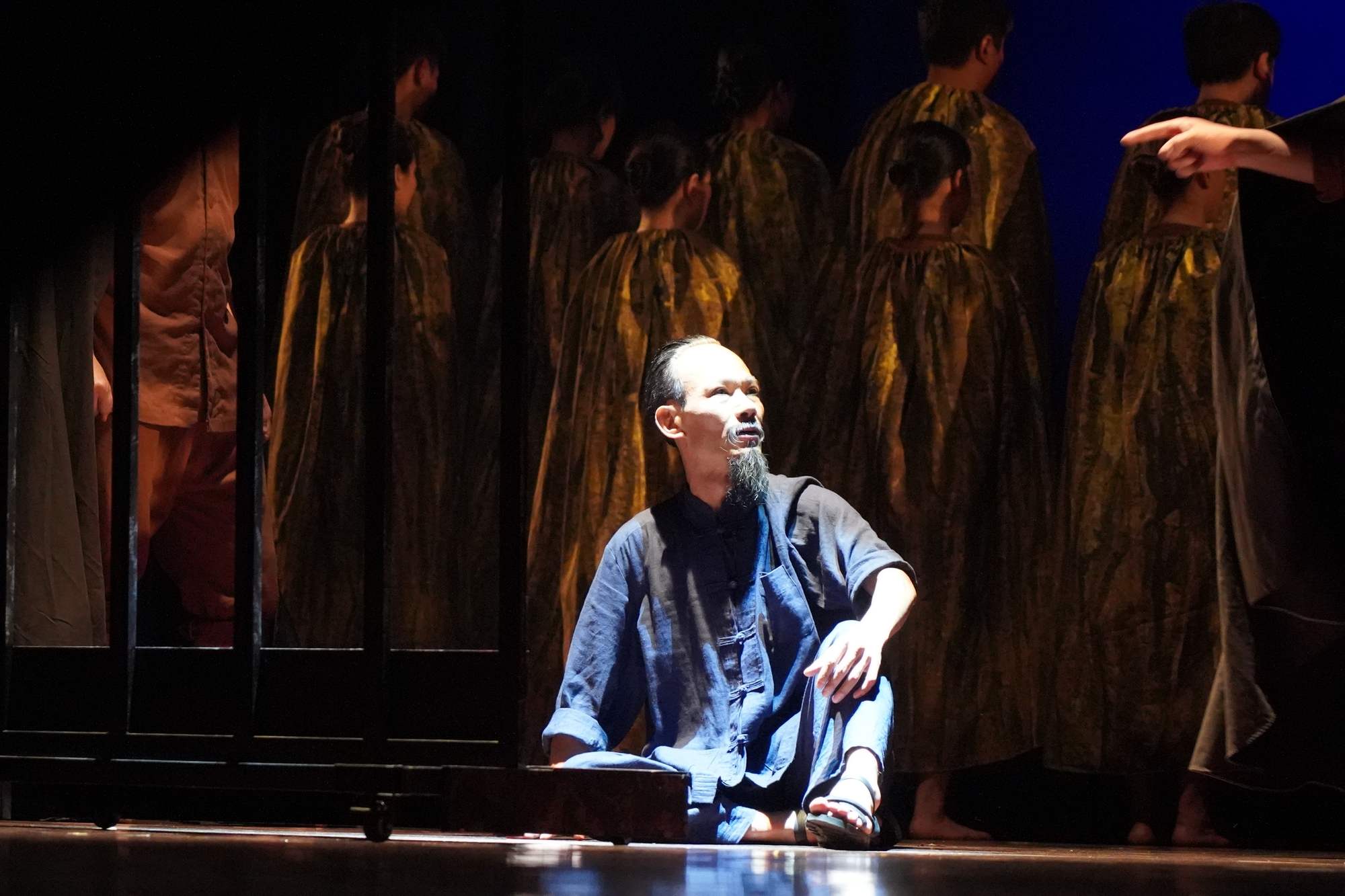 Nh&agrave; h&aacute;t Kịch Việt Nam thay đổi lịch biểu diễn miễn ph&iacute; vở "Người đi d&eacute;p cao su"- Ảnh 2.