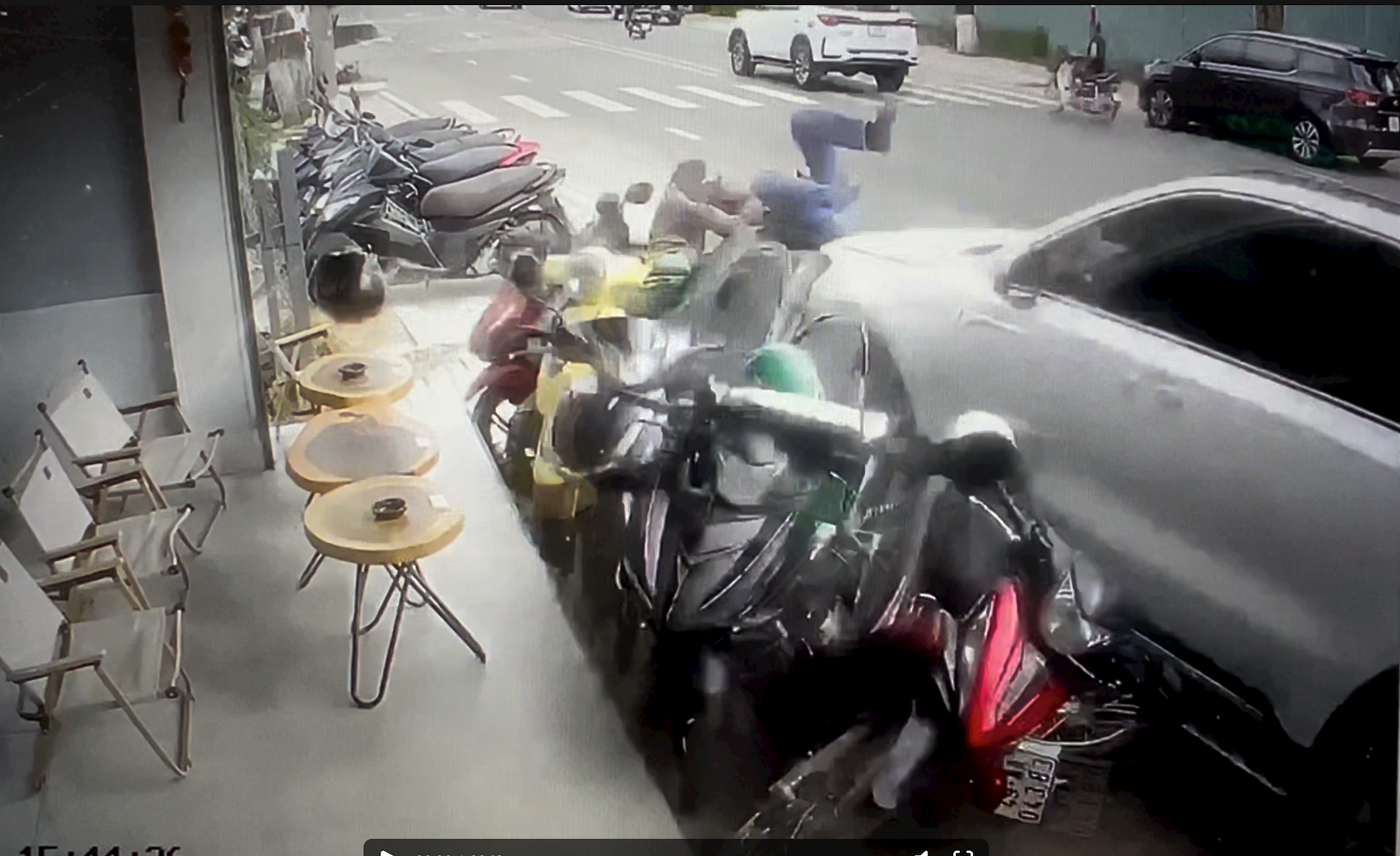 Lâm Đồng: Ô tô bất ngờ lao lên vỉa hè tông loạt xe máy, tài xế khai do buồn ngủ- Ảnh 1. Lâm Đồng: Ô tô bất ngờ lao lên vỉa hè tông loạt xe máy, tài xế khai do buồn ngủ- Ảnh 1.