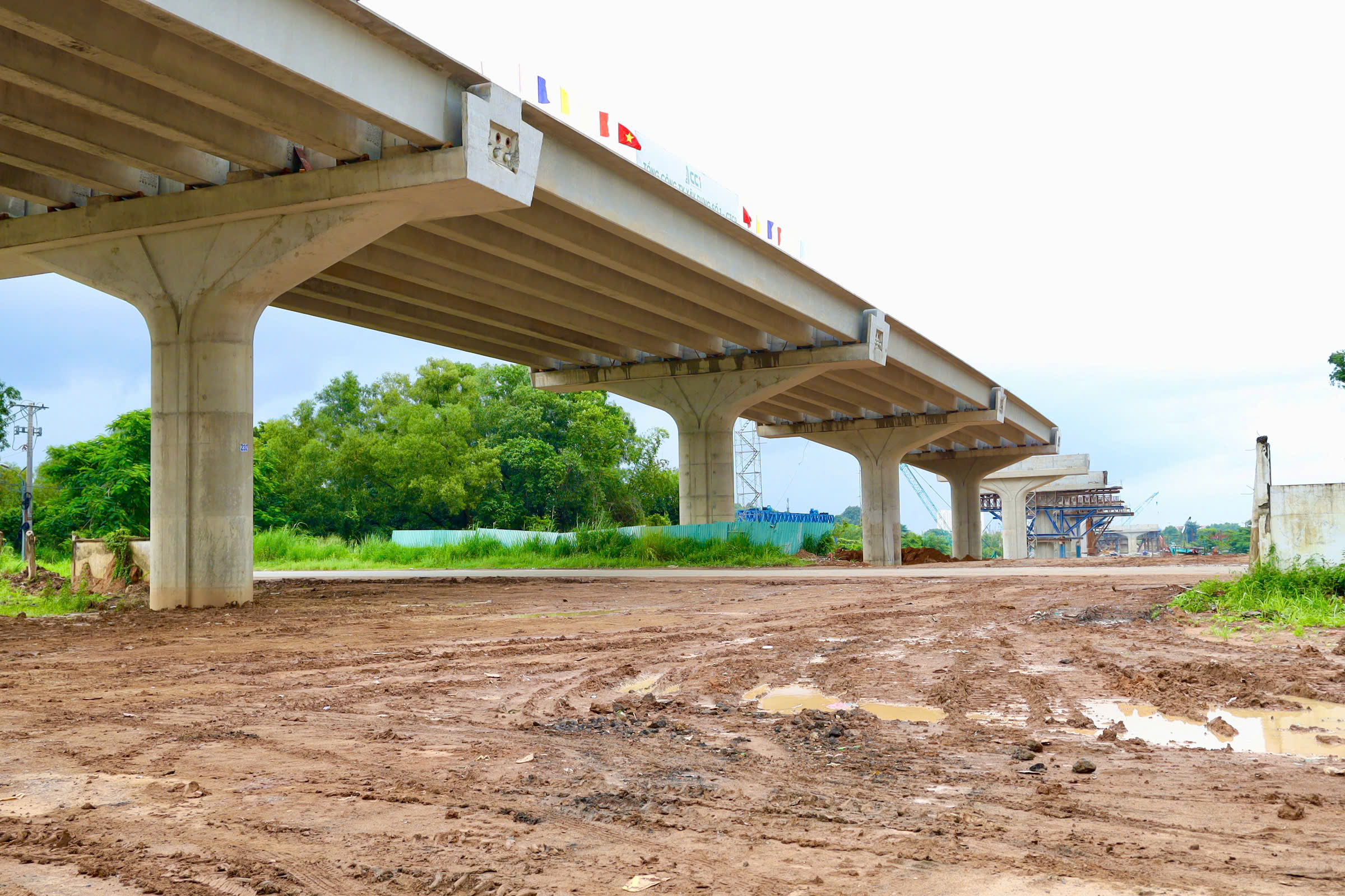 Gỡ n&uacute;t thắt hạ tầng để kịp tiến độ khai th&aacute;c s&acirc;n bay Long Th&agrave;nh năm 2026- Ảnh 2.