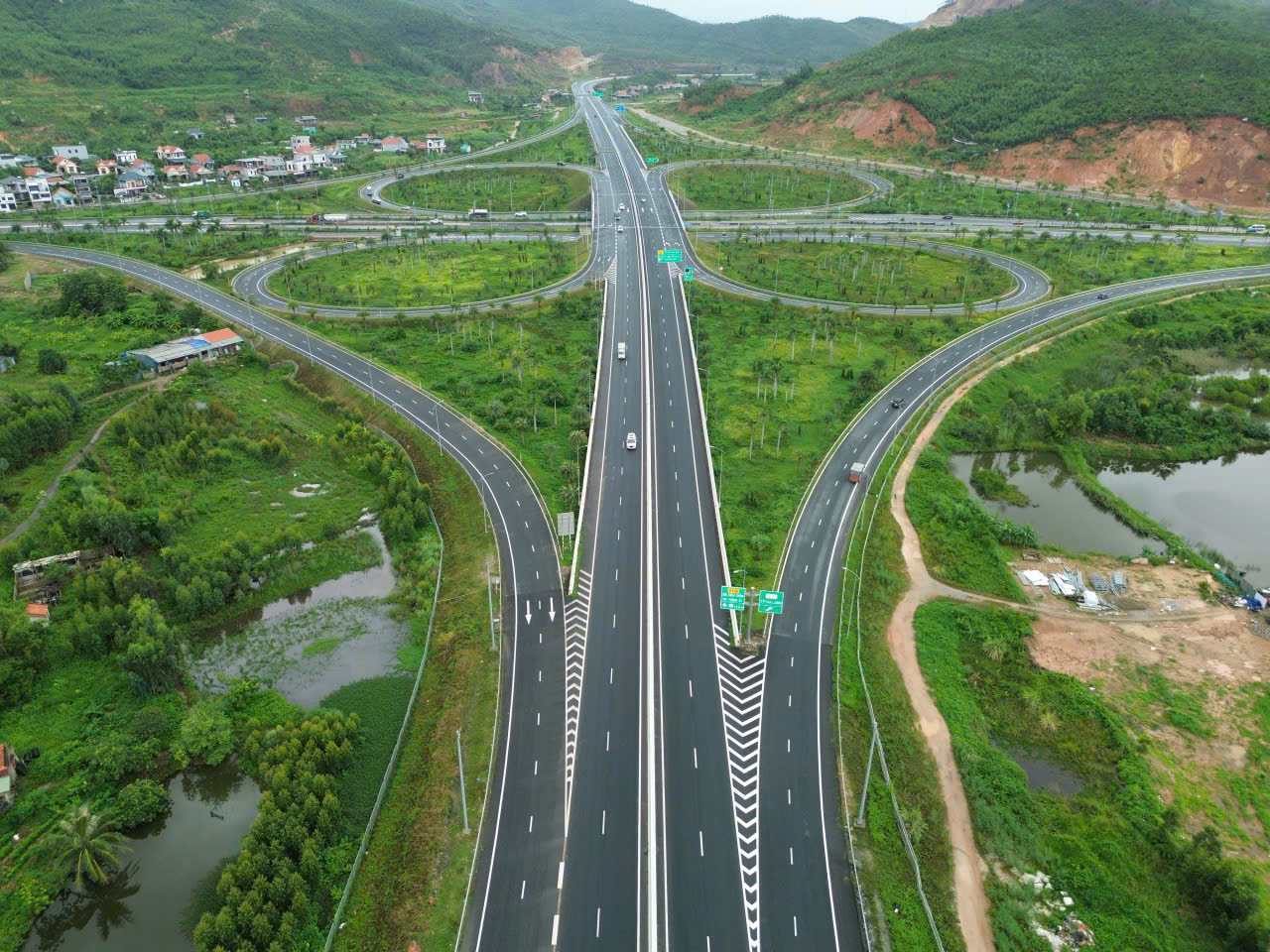 Quảng Ninh: Bứt phá nhờ hệ thống cao tốc hoàn chỉnh- Ảnh 1. Quảng Ninh: Bứt phá nhờ hệ thống cao tốc hoàn chỉnh- Ảnh 1.