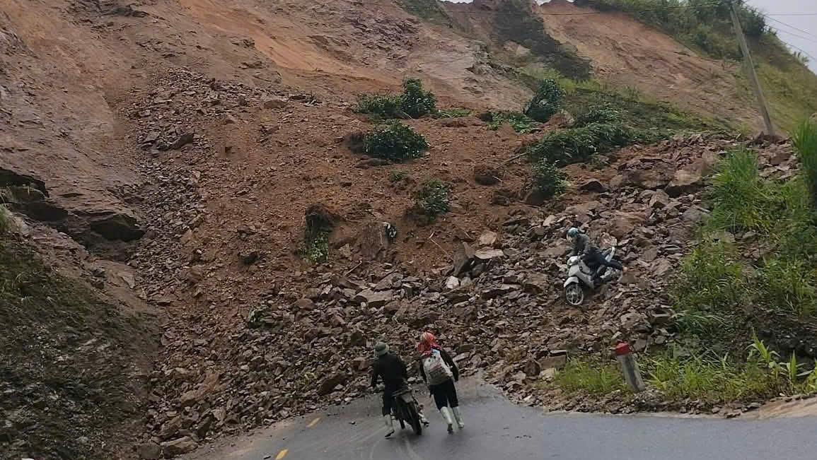 Tuy&ecirc;n Quang: Ph&acirc;n luồng giao th&ocirc;ng ĐT177 đoạn Bắc Quang - X&iacute;n Mần sau sạt lở taluy - Ảnh 1.