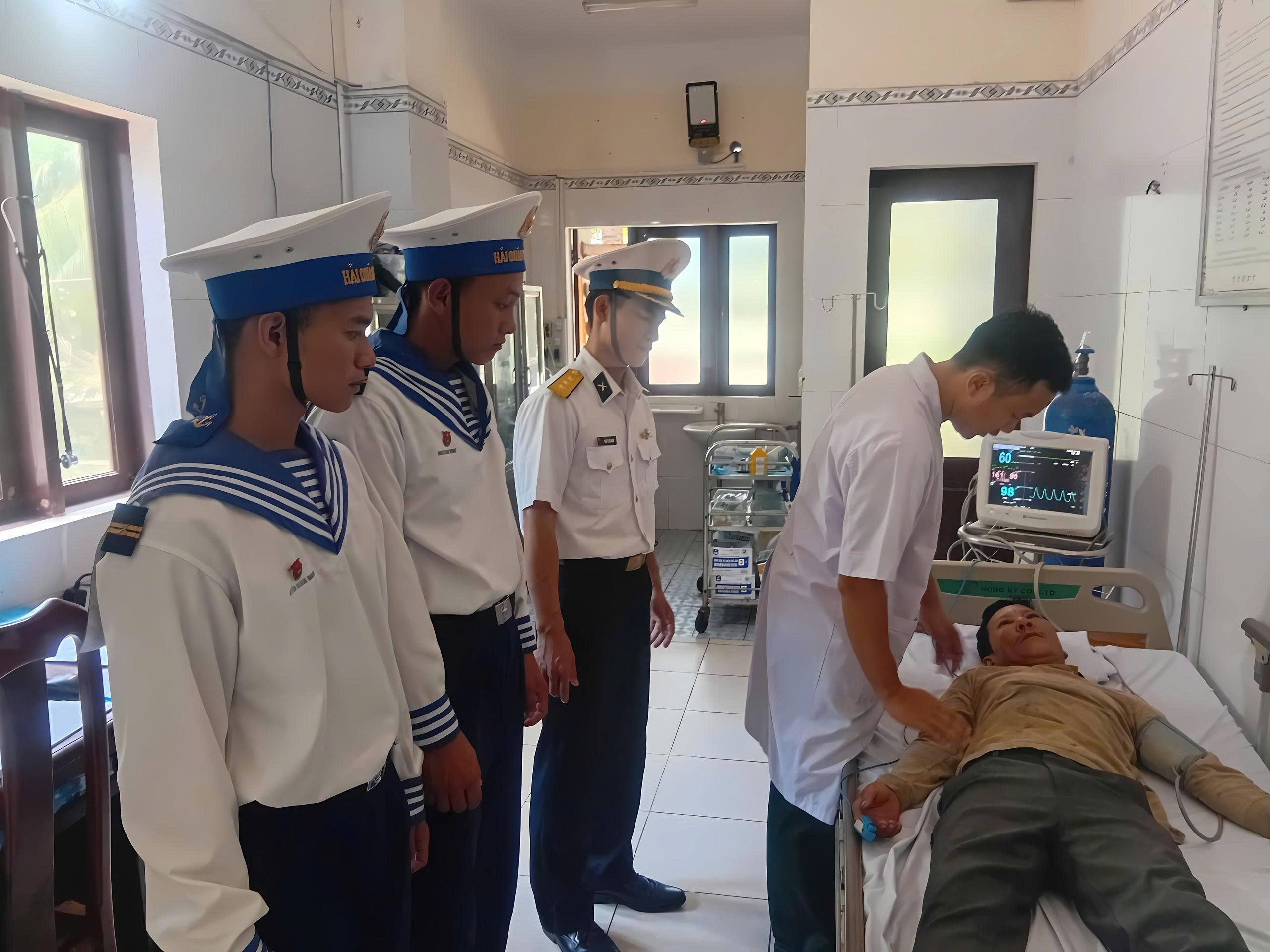 Bộ đội Trường Sa cứu ngư d&acirc;n bị đột quỵ liệt nửa người khi đ&aacute;nh bắt tr&ecirc;n biển- Ảnh 1.