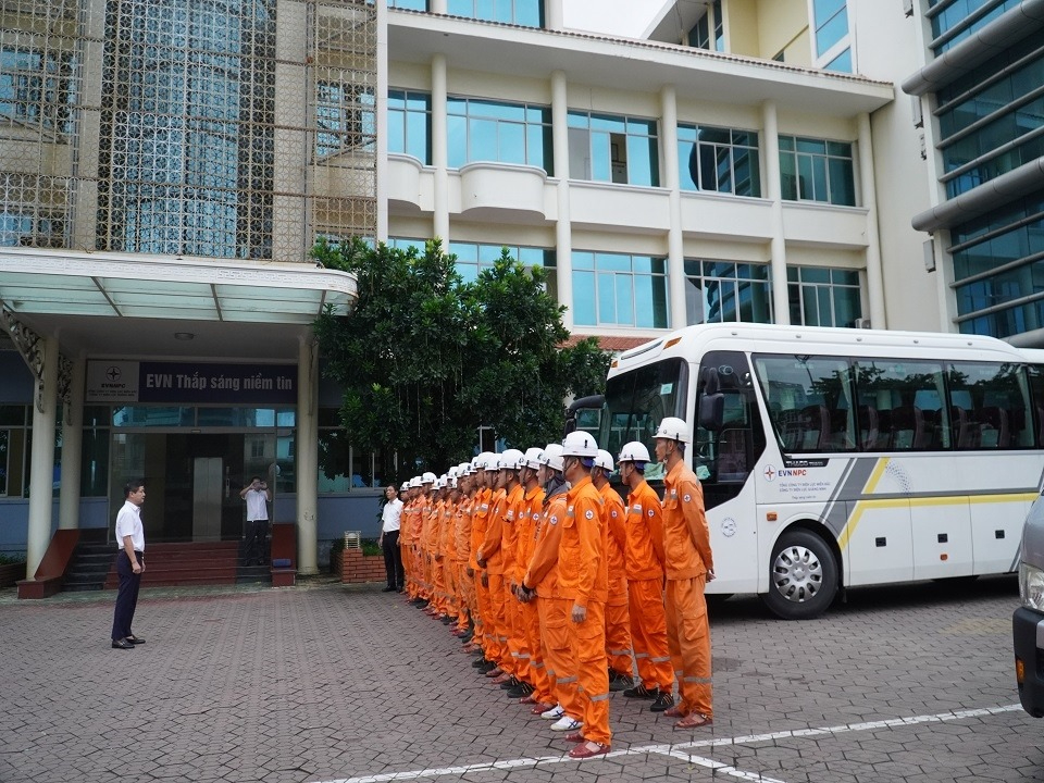Xuy&ecirc;n đ&ecirc;m vượt b&atilde;o, người l&iacute;nh &aacute;o cam kh&ocirc;i phục sự cố điện ở Nghệ An - H&agrave; Tĩnh- Ảnh 3.