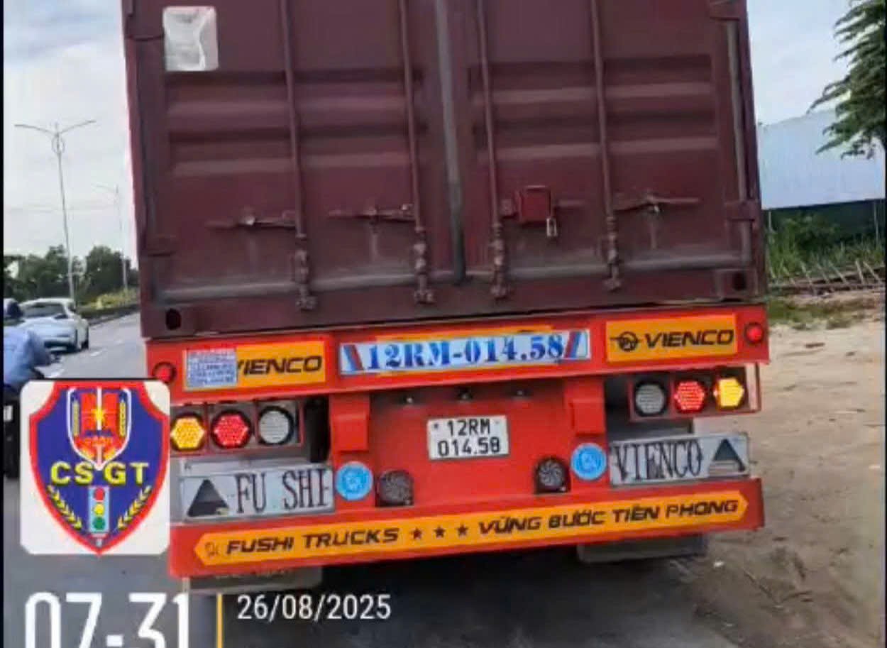 Kh&ocirc;ng nhường đường xe ưu ti&ecirc;n, t&agrave;i xế bị phạt 7 triệu đồng, trừ 4 điểm GPLX- Ảnh 1.