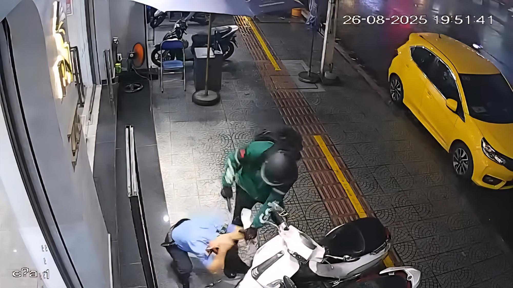 Bảo vệ bị đ&aacute;nh tới tấp trước khi tiệm kim ho&agrave;n ở Đ&agrave; Nẵng bị cướp- Ảnh 1.