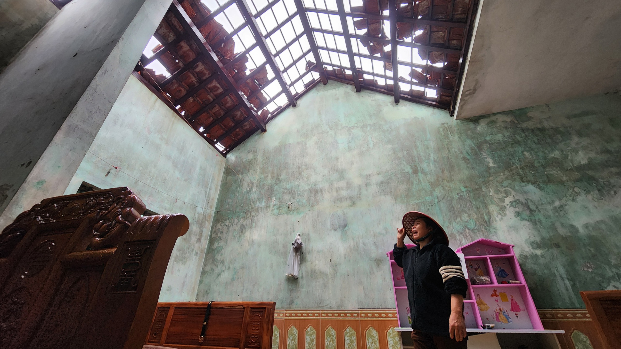 Hơn 1.000 ng&ocirc;i nh&agrave; tan hoang sau b&atilde;o, người d&acirc;n H&agrave; Tĩnh bật kh&oacute;c giữa cảnh hoang t&agrave;n- Ảnh 2.