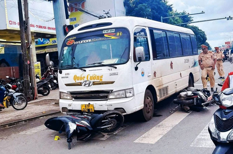 Hiện trường xe kh&aacute;ch t&ocirc;ng loạt xe m&aacute;y ở v&ograve;ng xoay Đồng Xo&agrave;i.