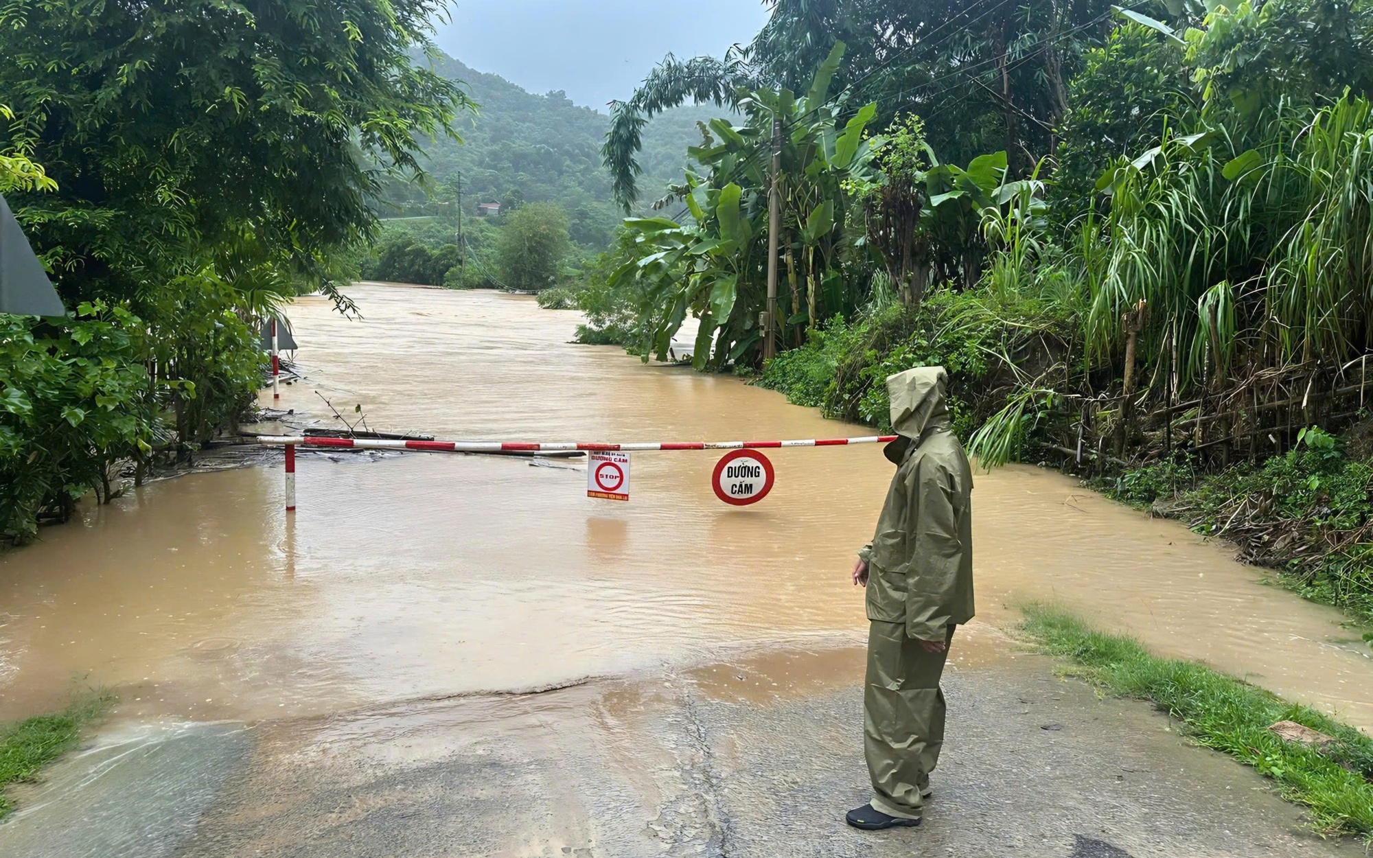 Bộ X&acirc;y dựng ra c&ocirc;ng điện khẩn, quyết liệt khắc phục hậu quả b&atilde;o số 5