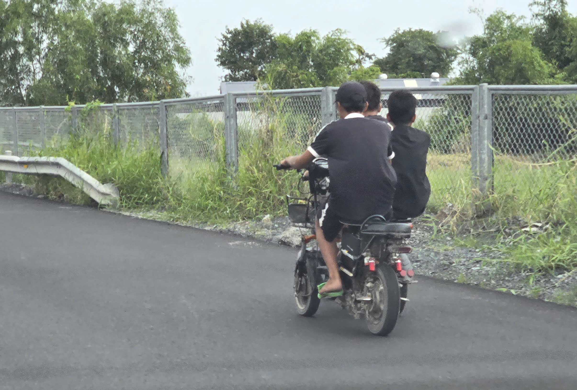 Ngăn chặn xe máy xâm nhập vào tuyến Lộ Tẻ - Rạch Sỏi- Ảnh 10. Ngăn chặn xe máy xâm nhập vào tuyến Lộ Tẻ - Rạch Sỏi- Ảnh 10.