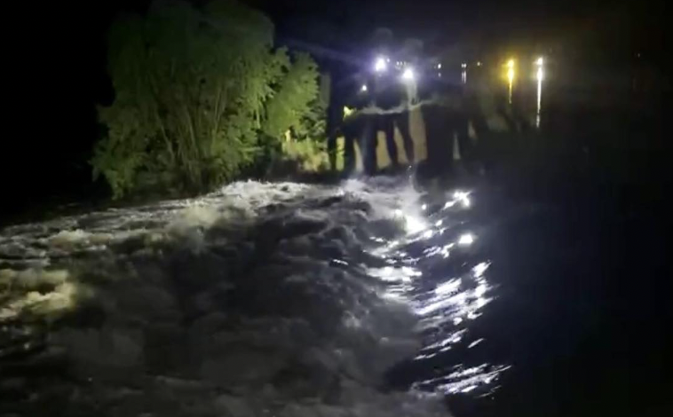 Vỡ k&ecirc;nh, một x&atilde; ở Thanh Ho&aacute; l&ecirc;n phương &aacute;n sơ t&aacute;n d&acirc;n trong đ&ecirc;m- Ảnh 1.