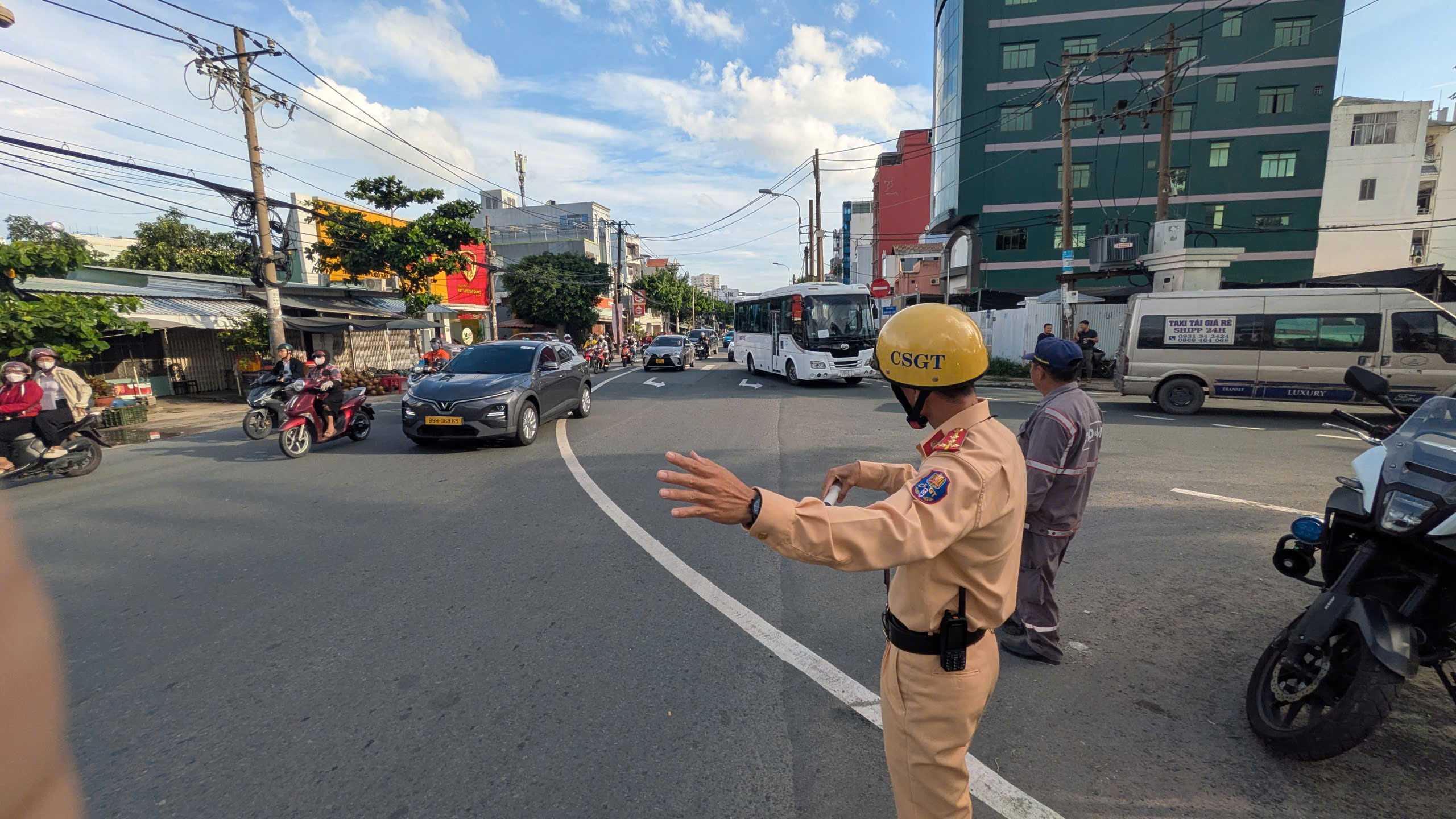 TP.HCM: CSGT triển khai cao điểm đảm bảo ATGT dịp lễ 2/9 và mùa tựu trường- Ảnh 2. TP.HCM: CSGT triển khai cao điểm đảm bảo ATGT dịp lễ 2/9 và mùa tựu trường- Ảnh 2.