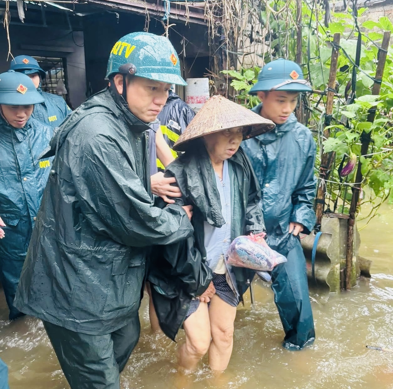 H&agrave; Nội: V&ugrave;ng ven đ&ocirc; nước ngập trắng trời, ch&iacute;nh quyền chủ động hỗ trợ người d&acirc;n- Ảnh 12.