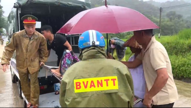 Thanh H&oacute;a: C&ocirc;ng an x&atilde; vượt mưa lũ đưa sản phụ đến bệnh viện sinh con an to&agrave;n- Ảnh 1.