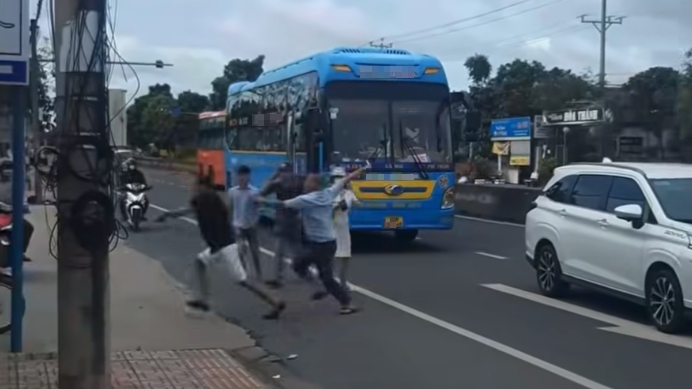 C&ocirc;ng an x&aacute;c minh clip x&ocirc; x&aacute;t giữa hai t&agrave;i xế tr&ecirc;n quốc lộ 1 qua C&agrave; Mau- Ảnh 1.