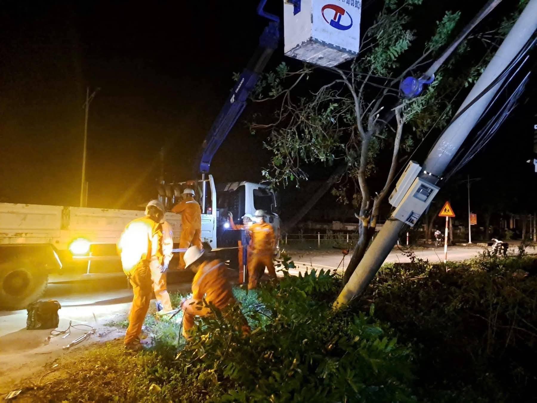 Những &ldquo;người h&ugrave;ng thầm lặng&rdquo; kh&ocirc;i phục &aacute;nh s&aacute;ng ở H&agrave; Tĩnh sau b&atilde;o số 5- Ảnh 4.