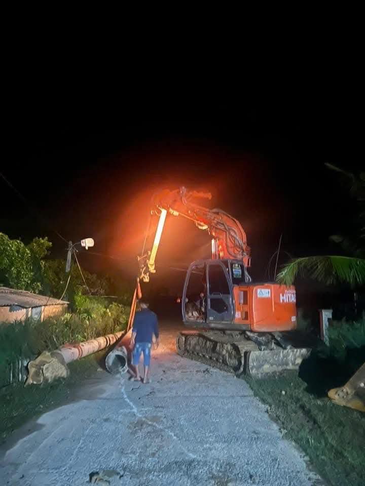 Những &ldquo;người h&ugrave;ng thầm lặng&rdquo; kh&ocirc;i phục &aacute;nh s&aacute;ng ở H&agrave; Tĩnh sau b&atilde;o số 5- Ảnh 2.