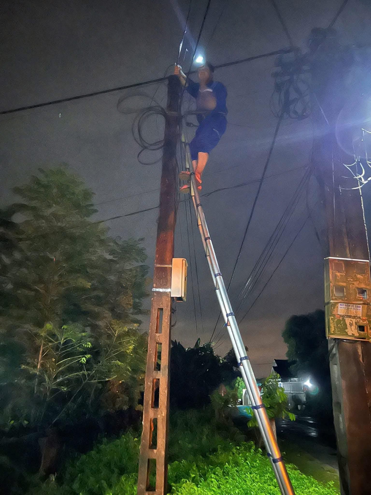 Những &ldquo;người h&ugrave;ng thầm lặng&rdquo; kh&ocirc;i phục &aacute;nh s&aacute;ng ở H&agrave; Tĩnh sau b&atilde;o số 5- Ảnh 3.