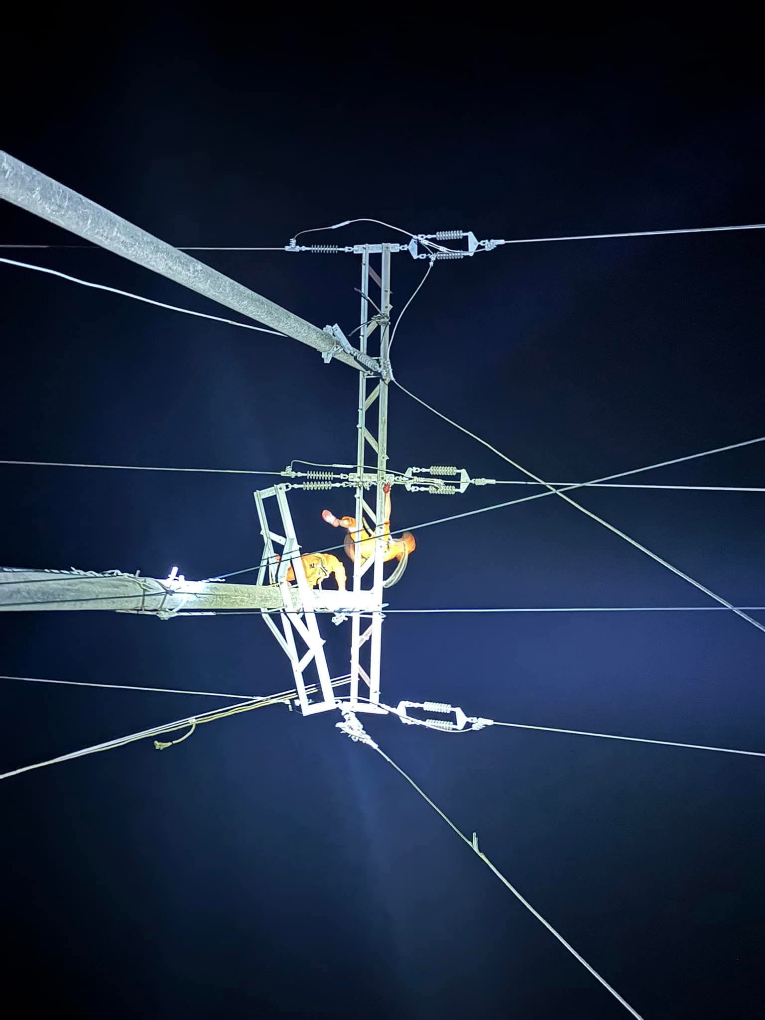 Những &ldquo;người h&ugrave;ng thầm lặng&rdquo; kh&ocirc;i phục &aacute;nh s&aacute;ng ở H&agrave; Tĩnh sau b&atilde;o số 5- Ảnh 6.