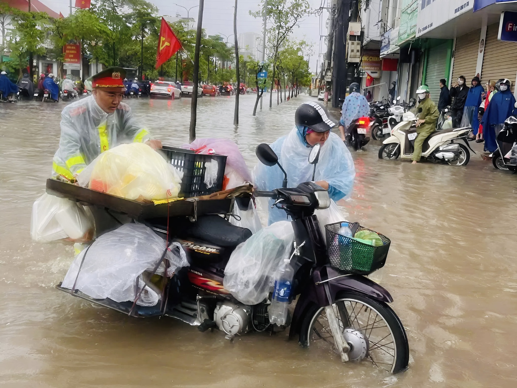 H&agrave; Nội: V&ugrave;ng ven đ&ocirc; nước ngập trắng trời, ch&iacute;nh quyền chủ động hỗ trợ người d&acirc;n- Ảnh 21.