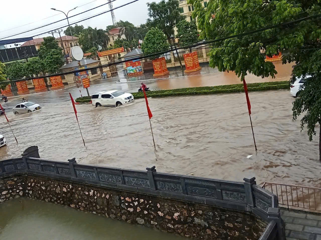 H&agrave; Nội: V&ugrave;ng ven đ&ocirc; nước ngập trắng trời, ch&iacute;nh quyền chủ động hỗ trợ người d&acirc;n- Ảnh 1.