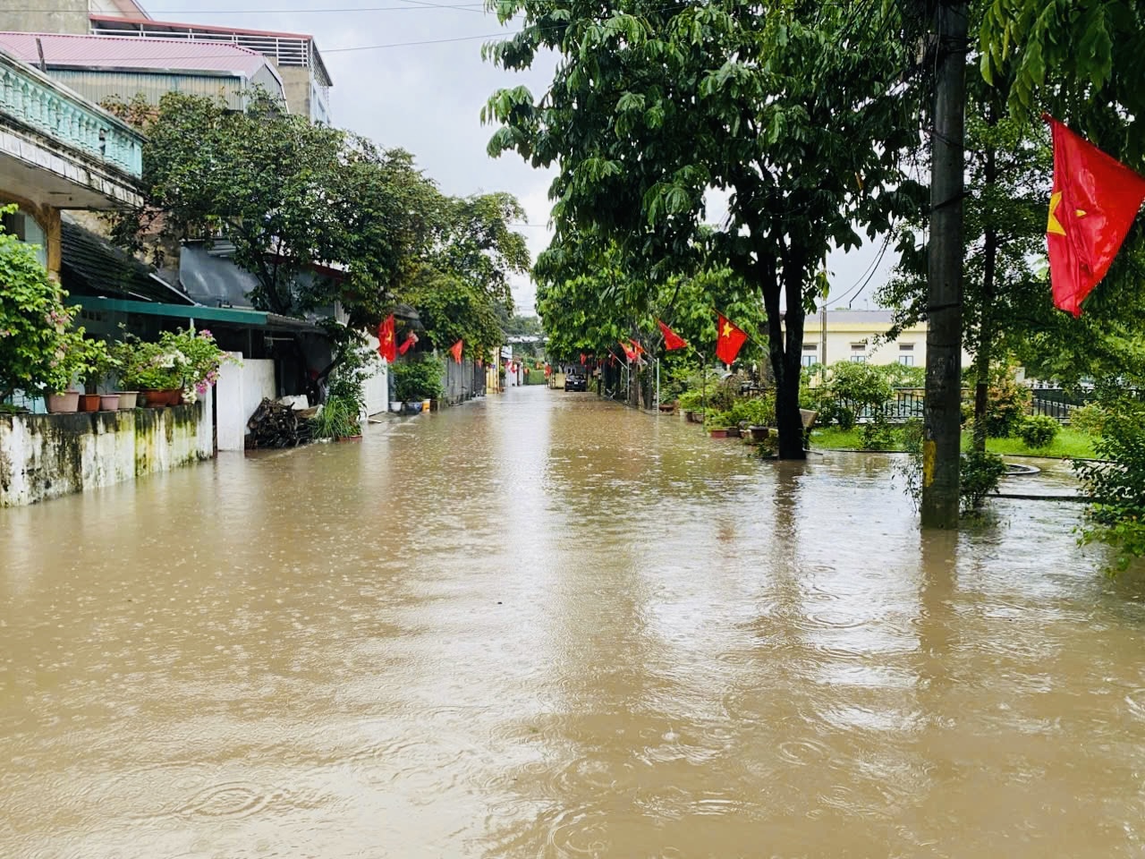 H&agrave; Nội: V&ugrave;ng ven đ&ocirc; nước ngập trắng trời, ch&iacute;nh quyền chủ động hỗ trợ người d&acirc;n- Ảnh 18.