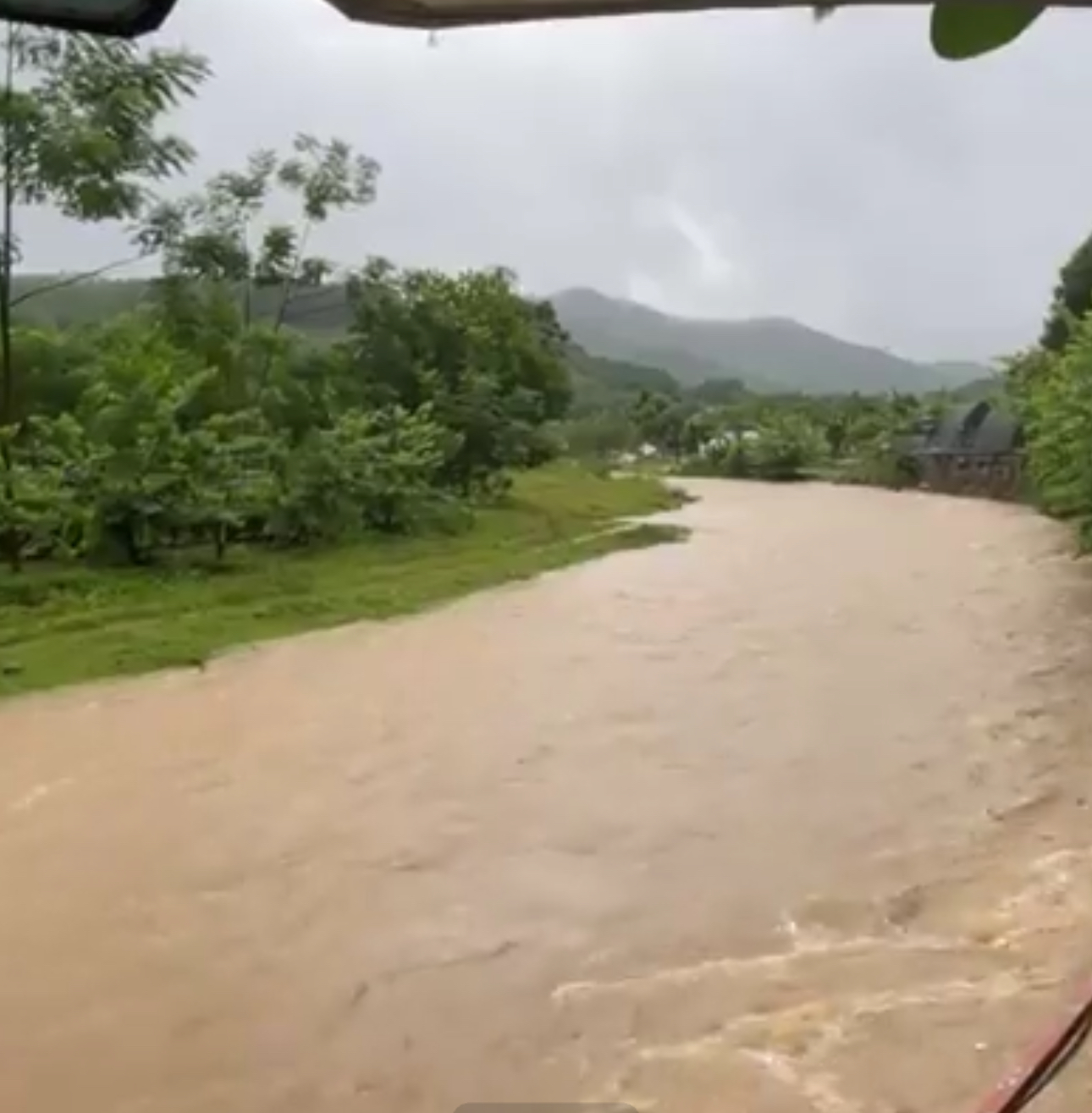 Một người bị lũ cuốn tr&ocirc;i khi qua cầu tr&agrave;n ở Tuy&ecirc;n Quang- Ảnh 1.