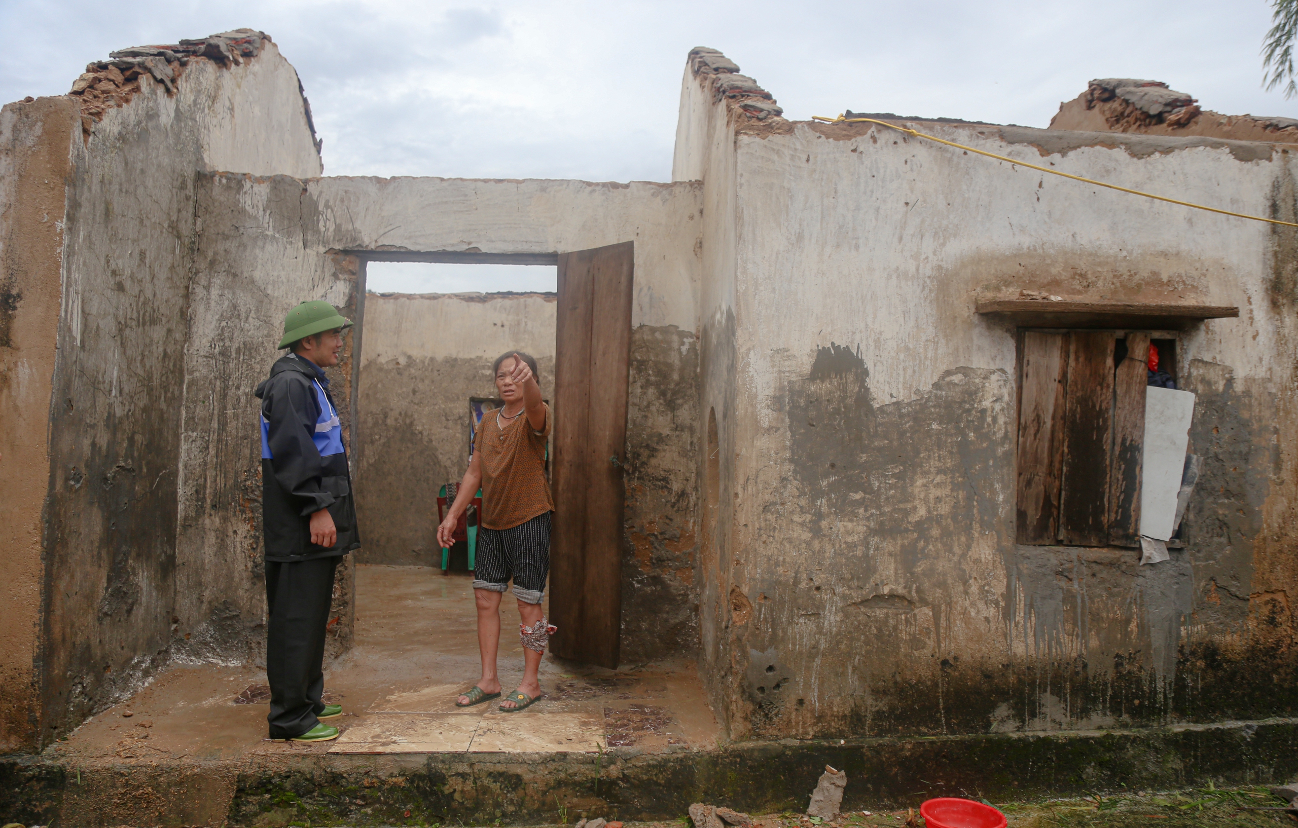 Nhiều người chết lặng khi từ nơi sơ tán tránh bão số 5 trở về nhà- Ảnh 1. Nhiều người chết lặng khi từ nơi sơ tán tránh bão số 5 trở về nhà- Ảnh 1.