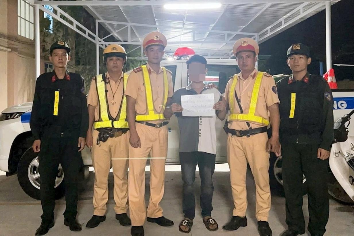 CSGT phát hiện người điều khiển xe mô tô dương tính với ma túy trên quốc lộ 28- Ảnh 1. CSGT phát hiện người điều khiển xe mô tô dương tính với ma túy trên quốc lộ 28- Ảnh 1.