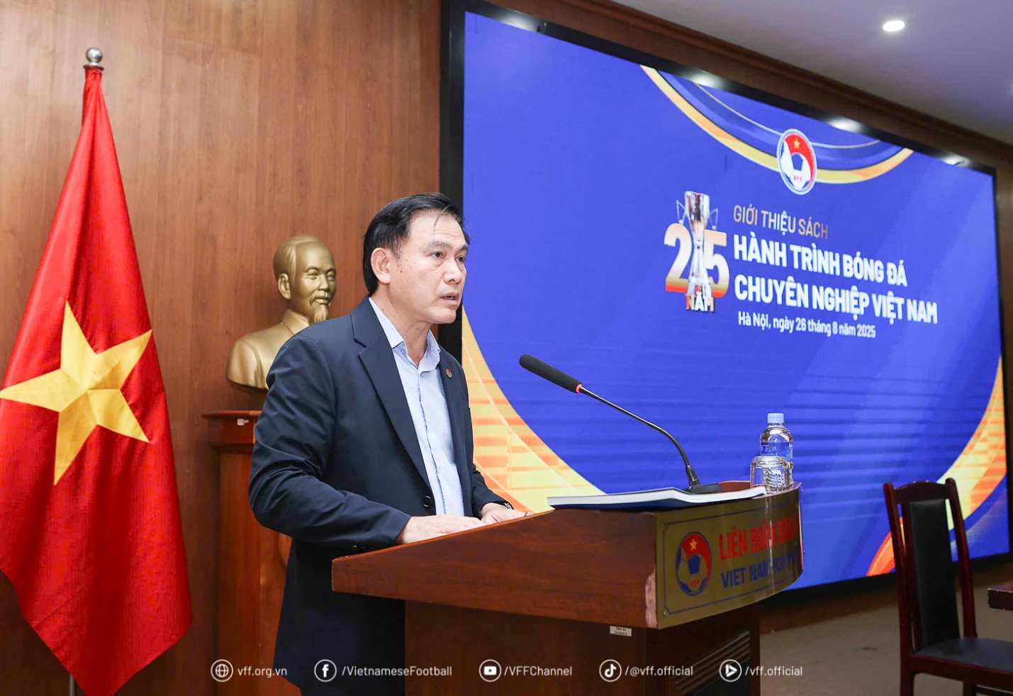 VFF ra mắt cuốn s&aacute;ch &ldquo;25 năm h&agrave;nh tr&igrave;nh b&oacute;ng đ&aacute; chuy&ecirc;n nghiệp Việt Nam&rdquo;- Ảnh 1.