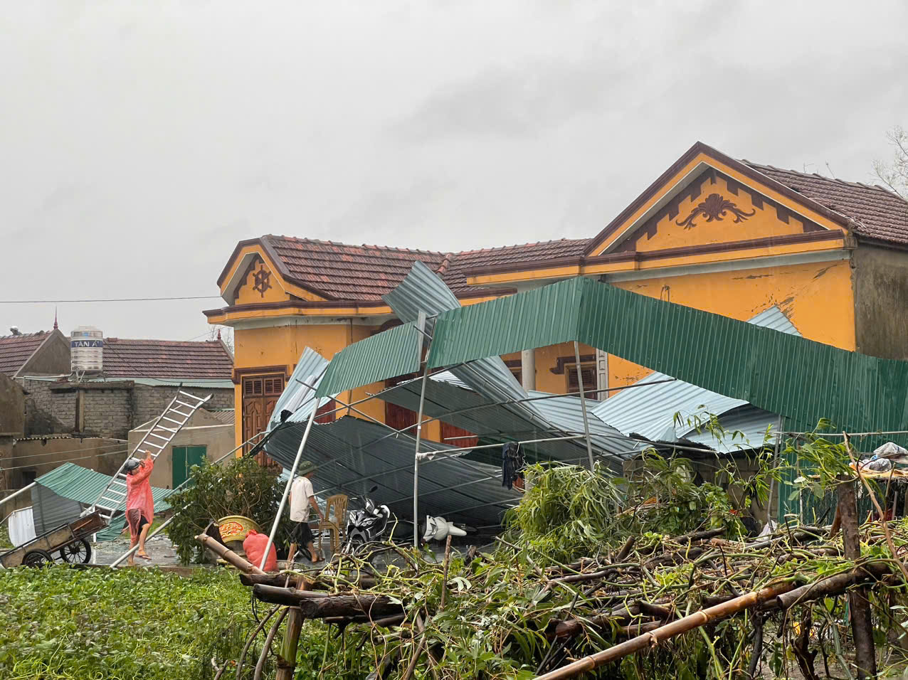 Hơn 1.000 ng&ocirc;i nh&agrave; tan hoang sau b&atilde;o, người d&acirc;n H&agrave; Tĩnh bật kh&oacute;c giữa cảnh hoang t&agrave;n- Ảnh 1.