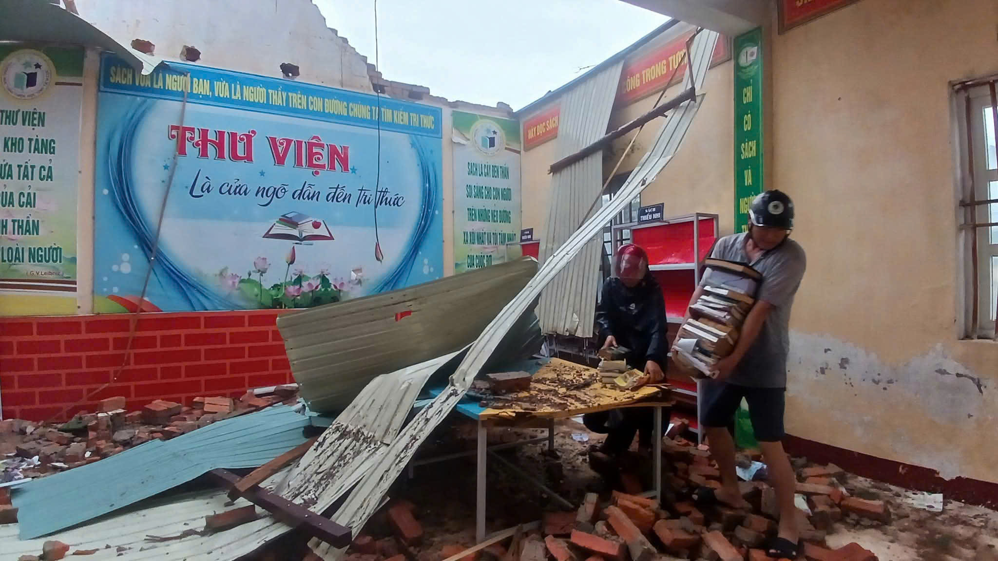 Hơn 1.000 ng&ocirc;i nh&agrave; tan hoang sau b&atilde;o, người d&acirc;n H&agrave; Tĩnh bật kh&oacute;c giữa cảnh hoang t&agrave;n- Ảnh 4.