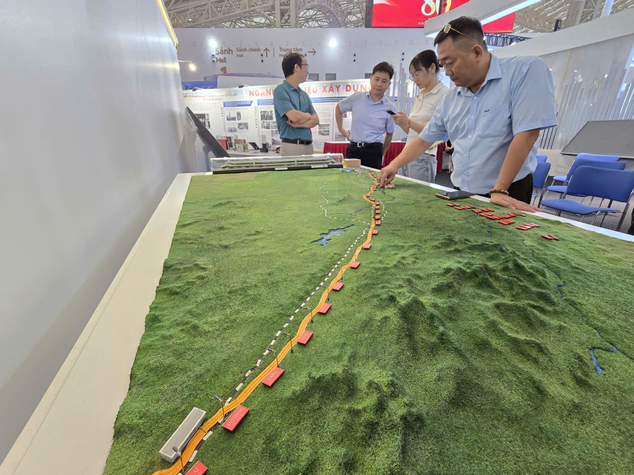 Tự h&agrave;o được g&oacute;p sức cho triển l&atilde;m trưng b&agrave;y th&agrave;nh tựu 80 năm của ng&agrave;nh X&acirc;y dựng- Ảnh 16.