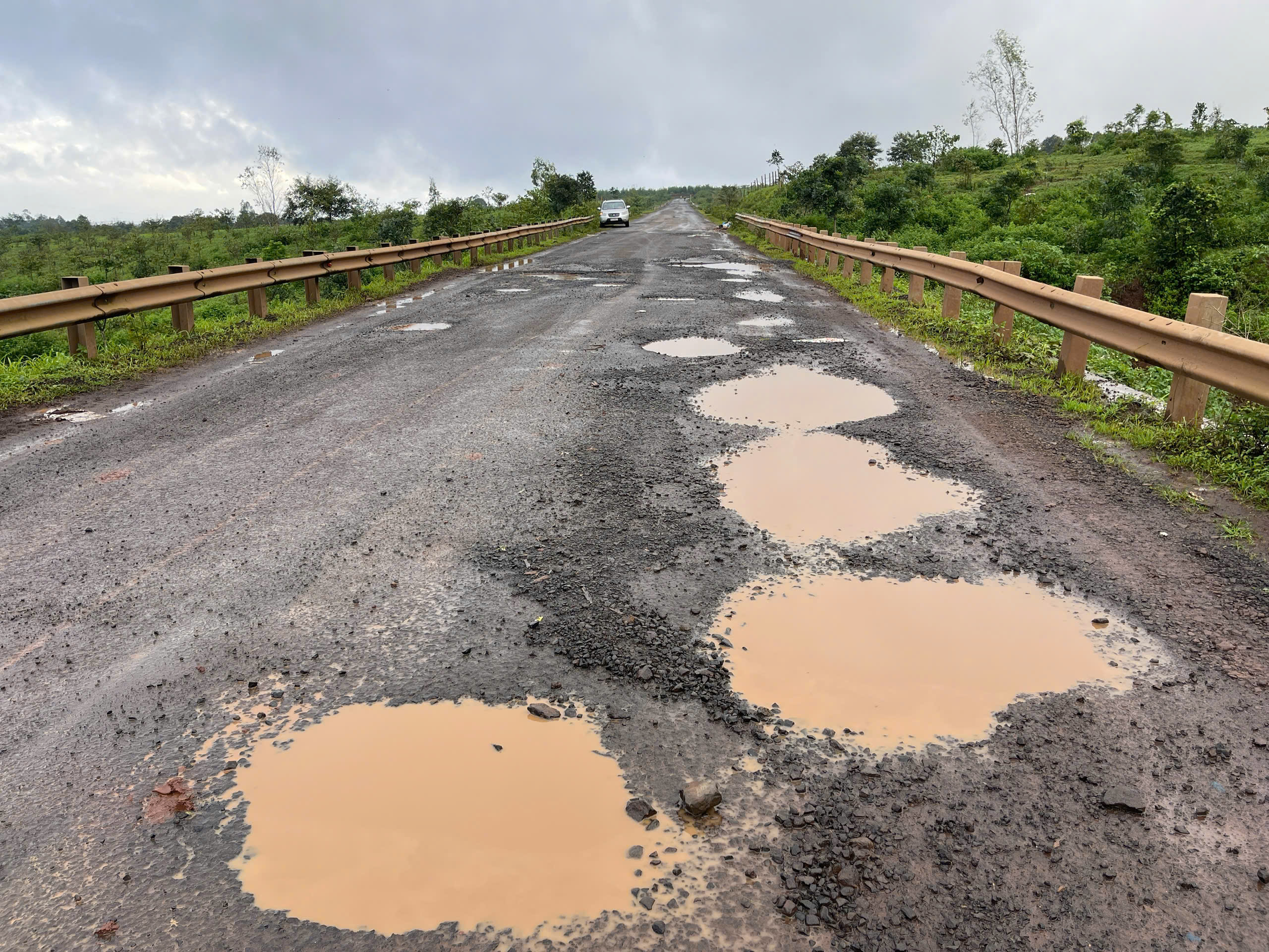 Gia Lai: Đường nối QL19 với đường Hồ Ch&iacute; Minh xuống cấp nghi&ecirc;m trọng- Ảnh 1.