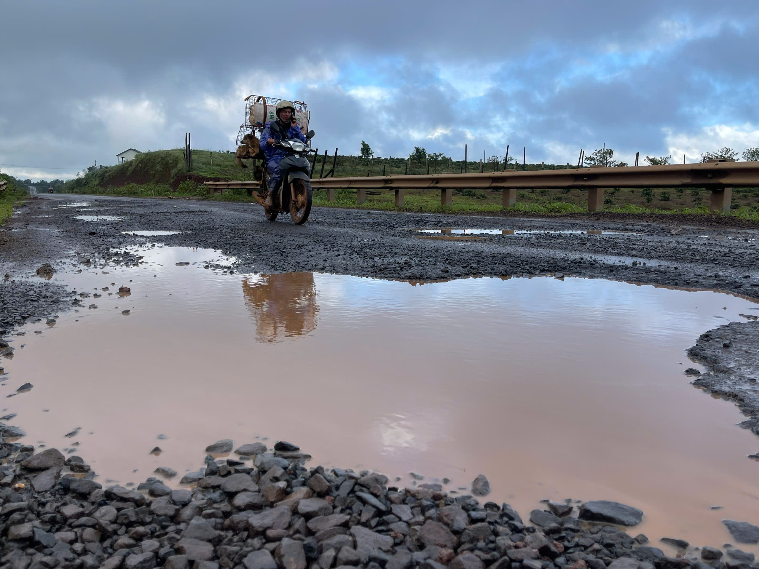Gia Lai: Đường nối QL19 với đường Hồ Ch&iacute; Minh xuống cấp nghi&ecirc;m trọng- Ảnh 2.