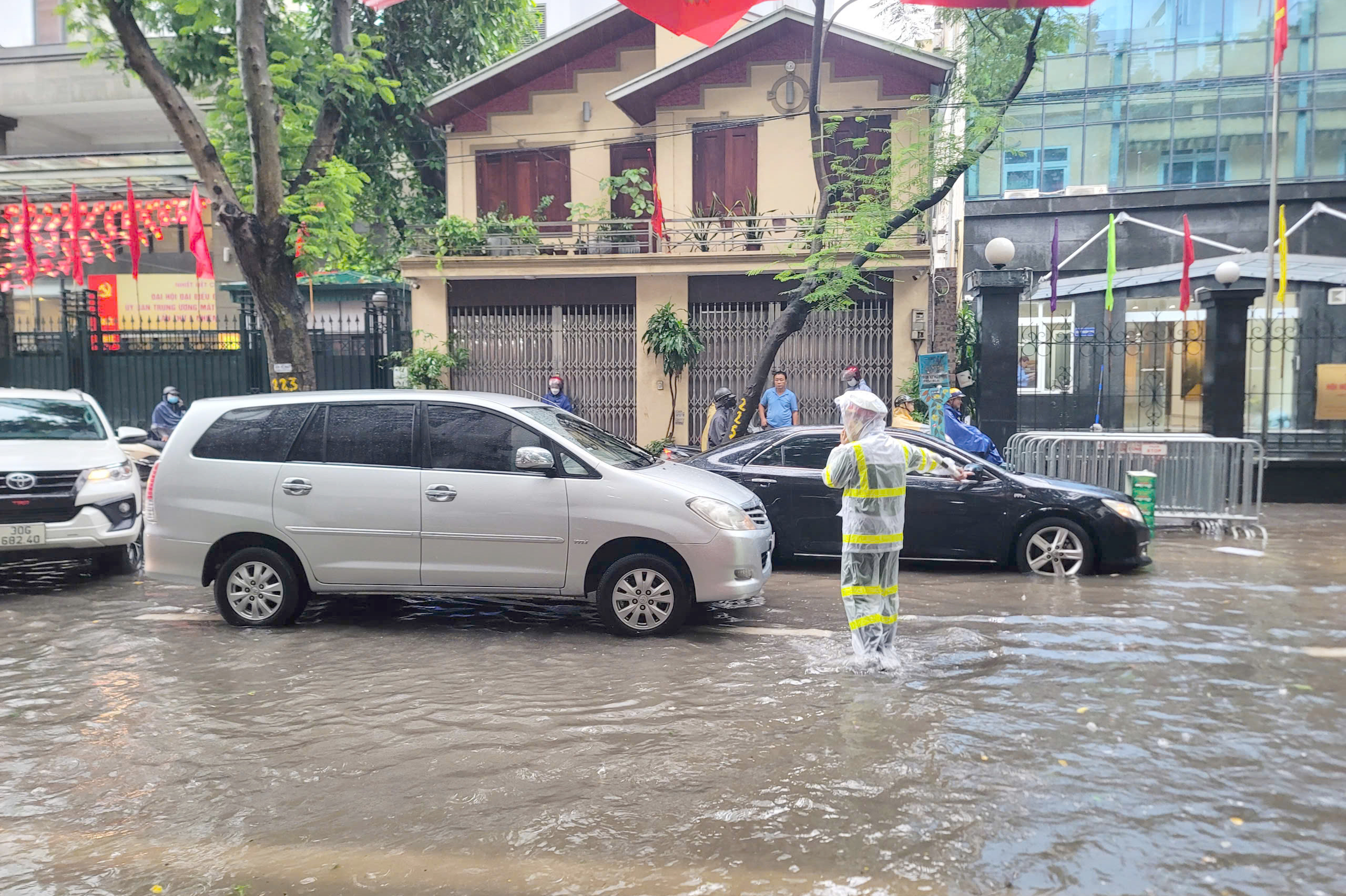 CSGT H&agrave; Nội dựng r&agrave;o chắn, cảnh b&aacute;o người d&acirc;n đi xe qua v&ugrave;ng ngập s&acirc;u- Ảnh 2.