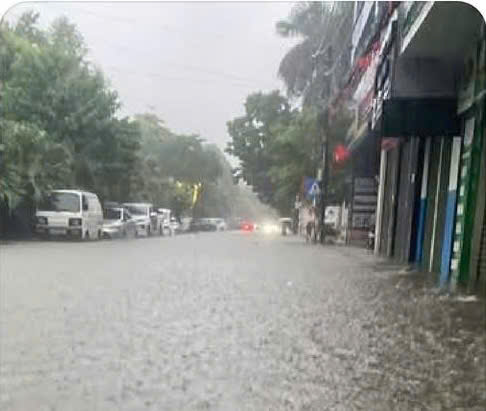 H&agrave; Nội: Nhiều tuyến đường ngập nặng, người d&acirc;n lội nước đi chợ, đi l&agrave;m- Ảnh 7.