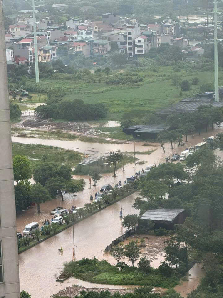 H&agrave; Nội: Nhiều tuyến đường ngập nặng, người d&acirc;n lội nước đi chợ, đi l&agrave;m- Ảnh 9.