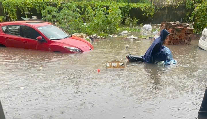 H&agrave; Nội: Nhiều tuyến đường ngập nặng, người d&acirc;n lội nước đi chợ, đi l&agrave;m- Ảnh 8.