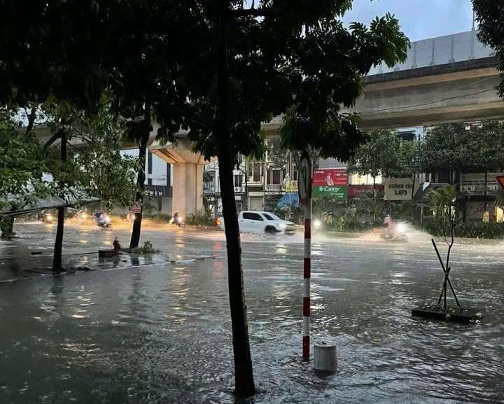 H&agrave; Nội: Nhiều tuyến đường ngập nặng, người d&acirc;n lội nước đi chợ, đi l&agrave;m- Ảnh 5.
