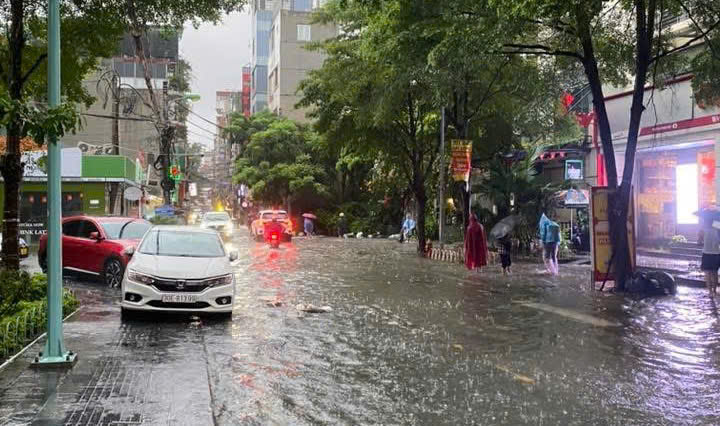 H&agrave; Nội: Nhiều tuyến đường ngập nặng, người d&acirc;n lội nước đi chợ, đi l&agrave;m- Ảnh 4.