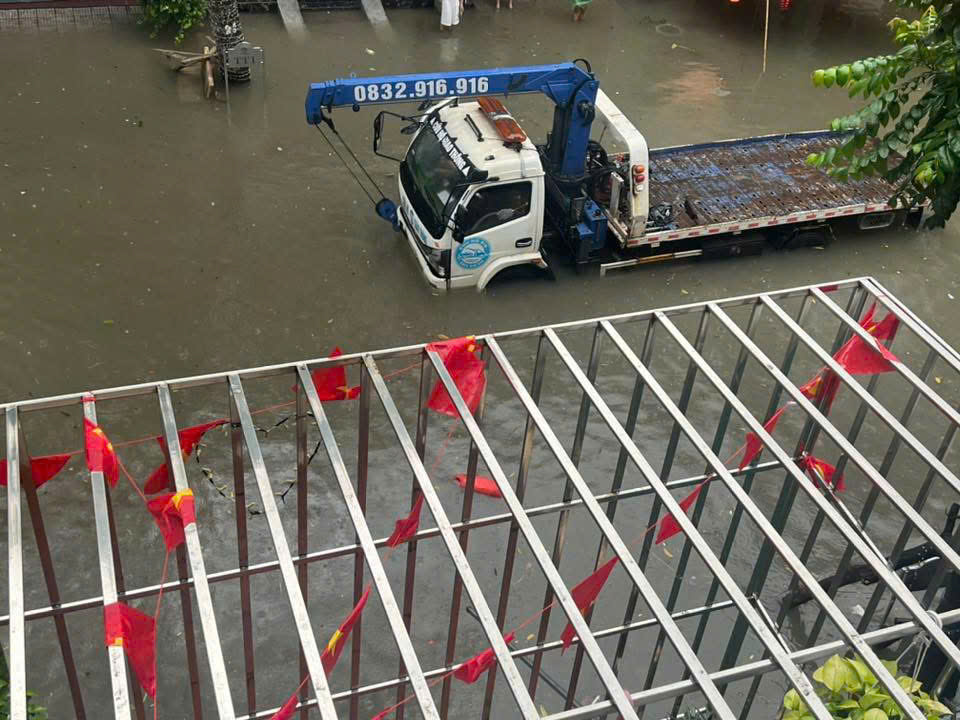 H&agrave; Nội: Nhiều tuyến đường ngập nặng, người d&acirc;n lội nước đi chợ, đi l&agrave;m- Ảnh 3.