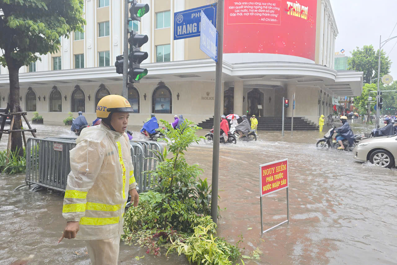 CSGT H&agrave; Nội dựng r&agrave;o chắn, cảnh b&aacute;o người d&acirc;n đi xe qua v&ugrave;ng ngập s&acirc;u- Ảnh 1.