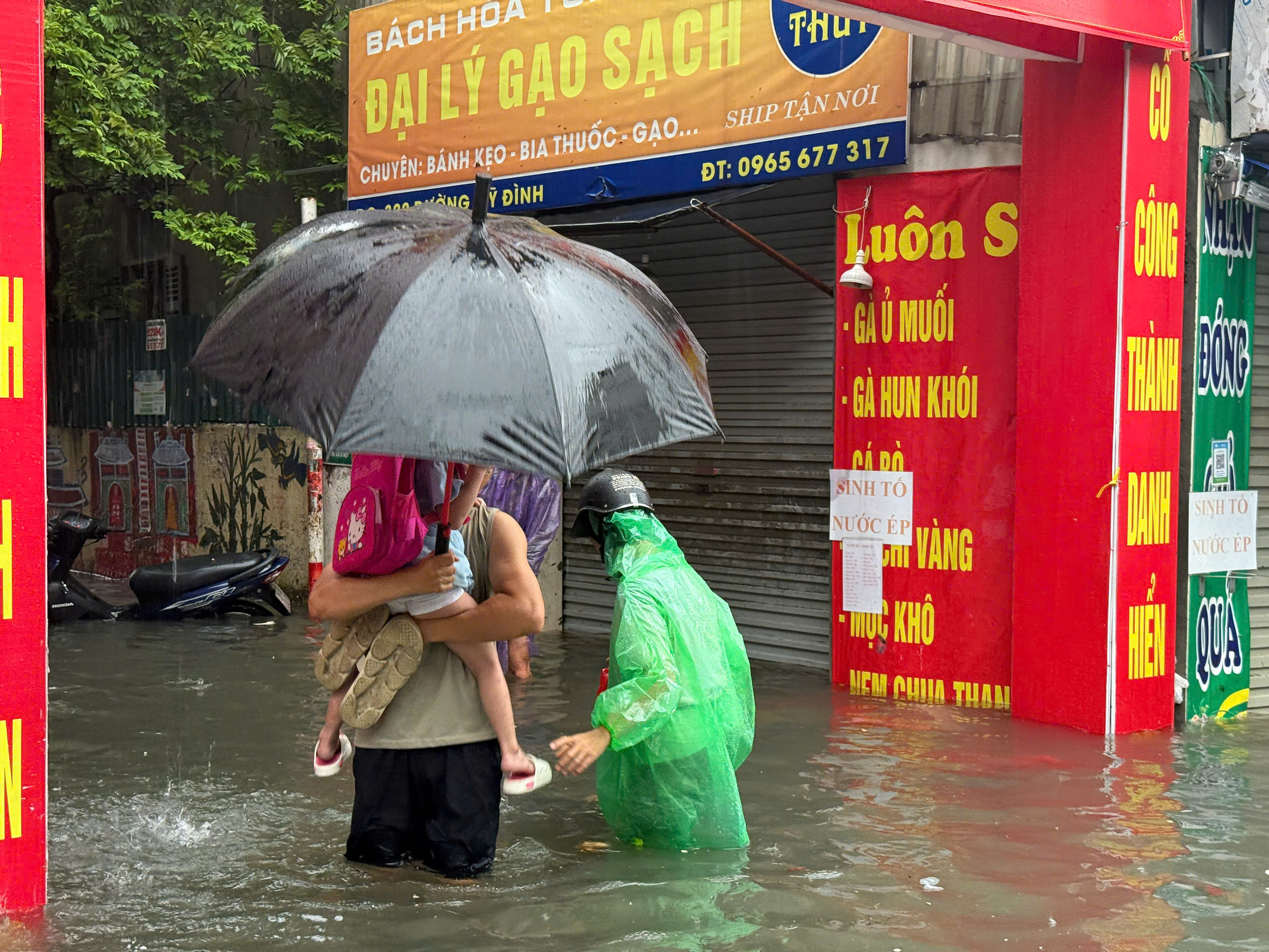 H&agrave; Nội: Nhiều tuyến đường ngập nặng, người d&acirc;n lội nước đi chợ, đi l&agrave;m- Ảnh 12.