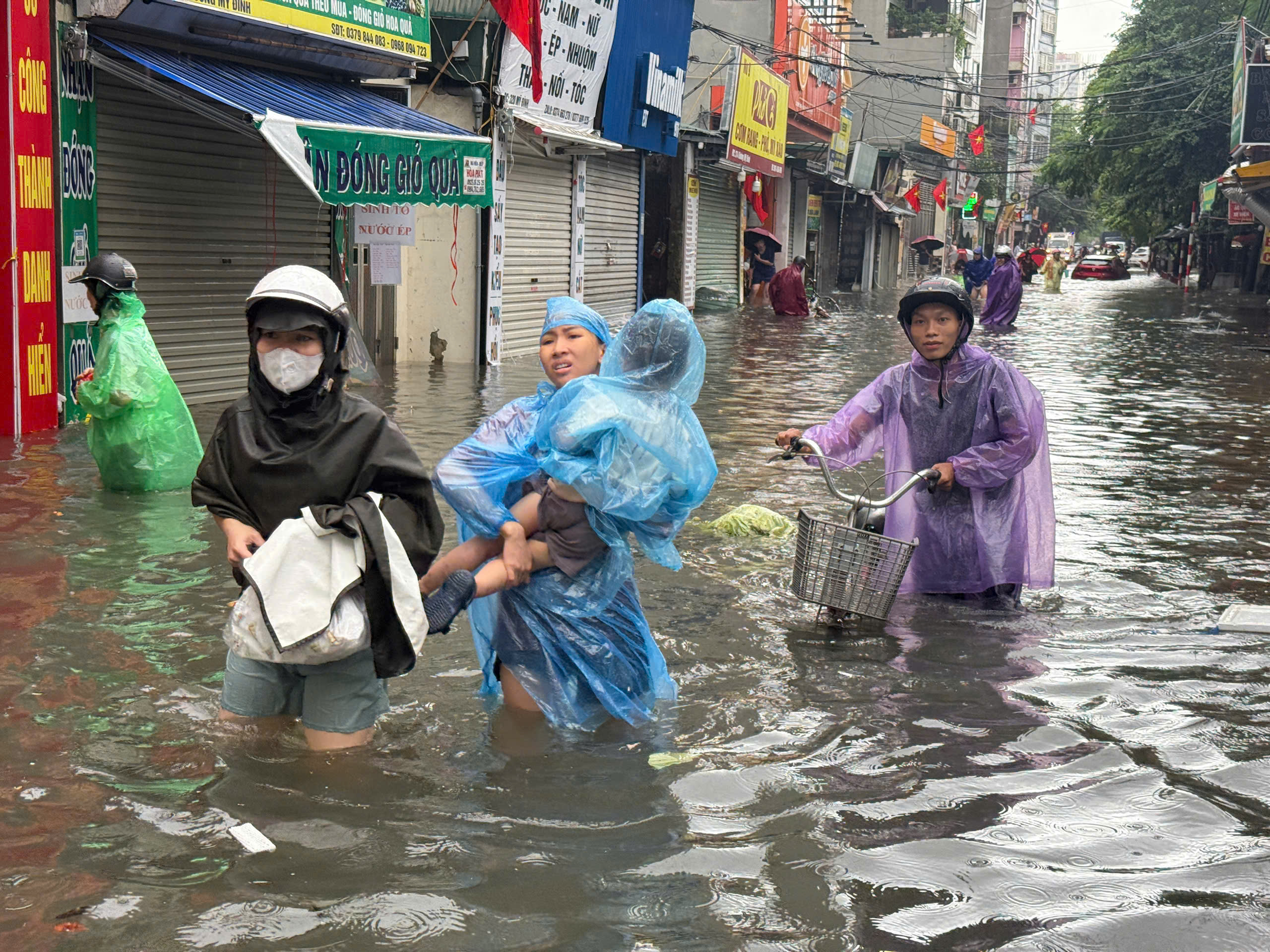 H&agrave; Nội: Nhiều tuyến đường ngập nặng, người d&acirc;n lội nước đi chợ, đi l&agrave;m- Ảnh 11.