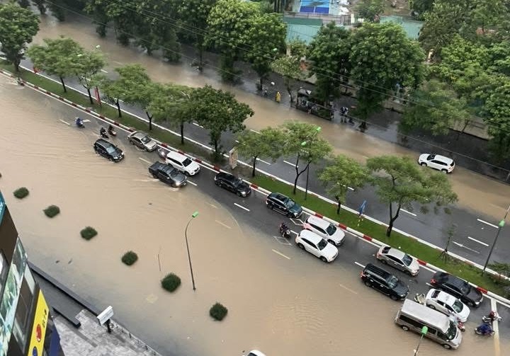 H&agrave; Nội: Nhiều tuyến đường ngập nặng, người d&acirc;n lội nước đi chợ, đi l&agrave;m- Ảnh 10.