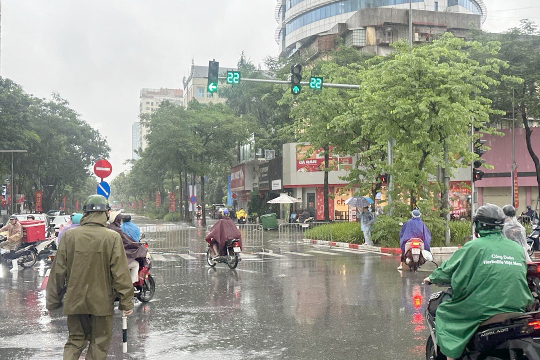 CSGT H&agrave; Nội dựng r&agrave;o chắn, cảnh b&aacute;o người d&acirc;n đi xe qua v&ugrave;ng ngập s&acirc;u- Ảnh 3.