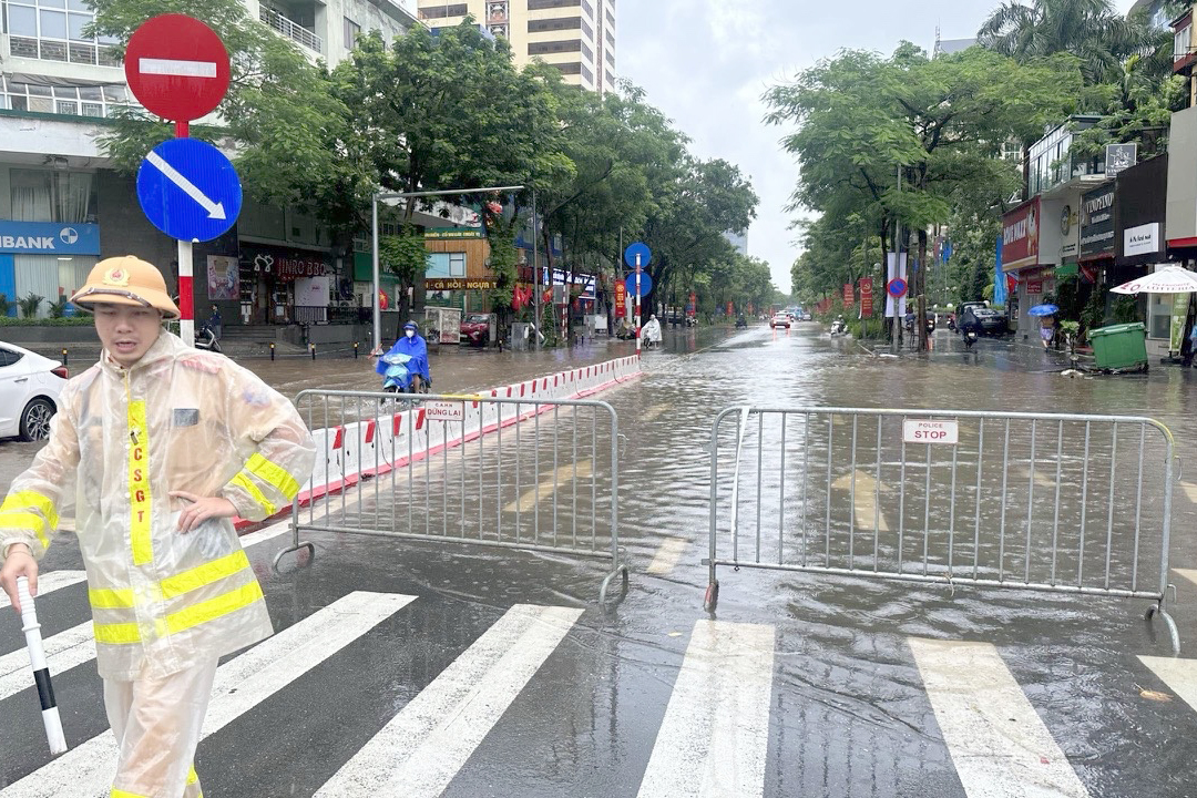 CSGT H&agrave; Nội dựng r&agrave;o chắn, cảnh b&aacute;o người d&acirc;n đi xe qua v&ugrave;ng ngập s&acirc;u- Ảnh 4.